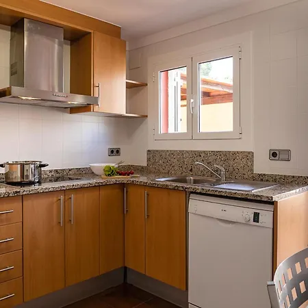 Casa Familiar Con Piscina Privada, Aire Acondicionado Y Cerca De La Playa - Es-325-33 *